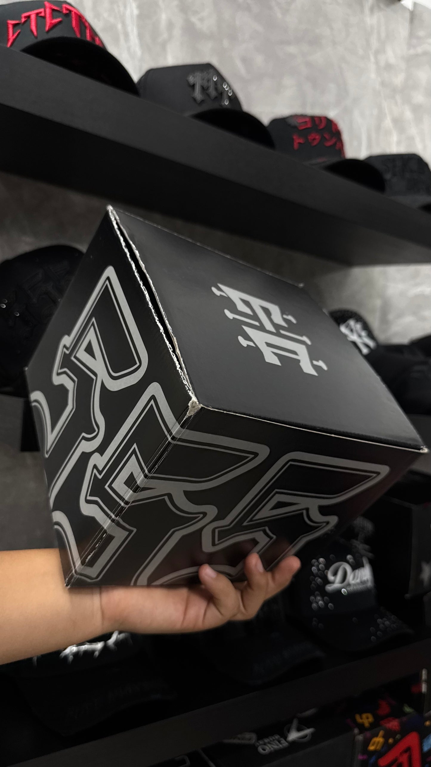 TONY AGUIRRE X TOTO CAPS “555” (FULL SET: CAJA, CUBREPOLVO, LLAVERO)
