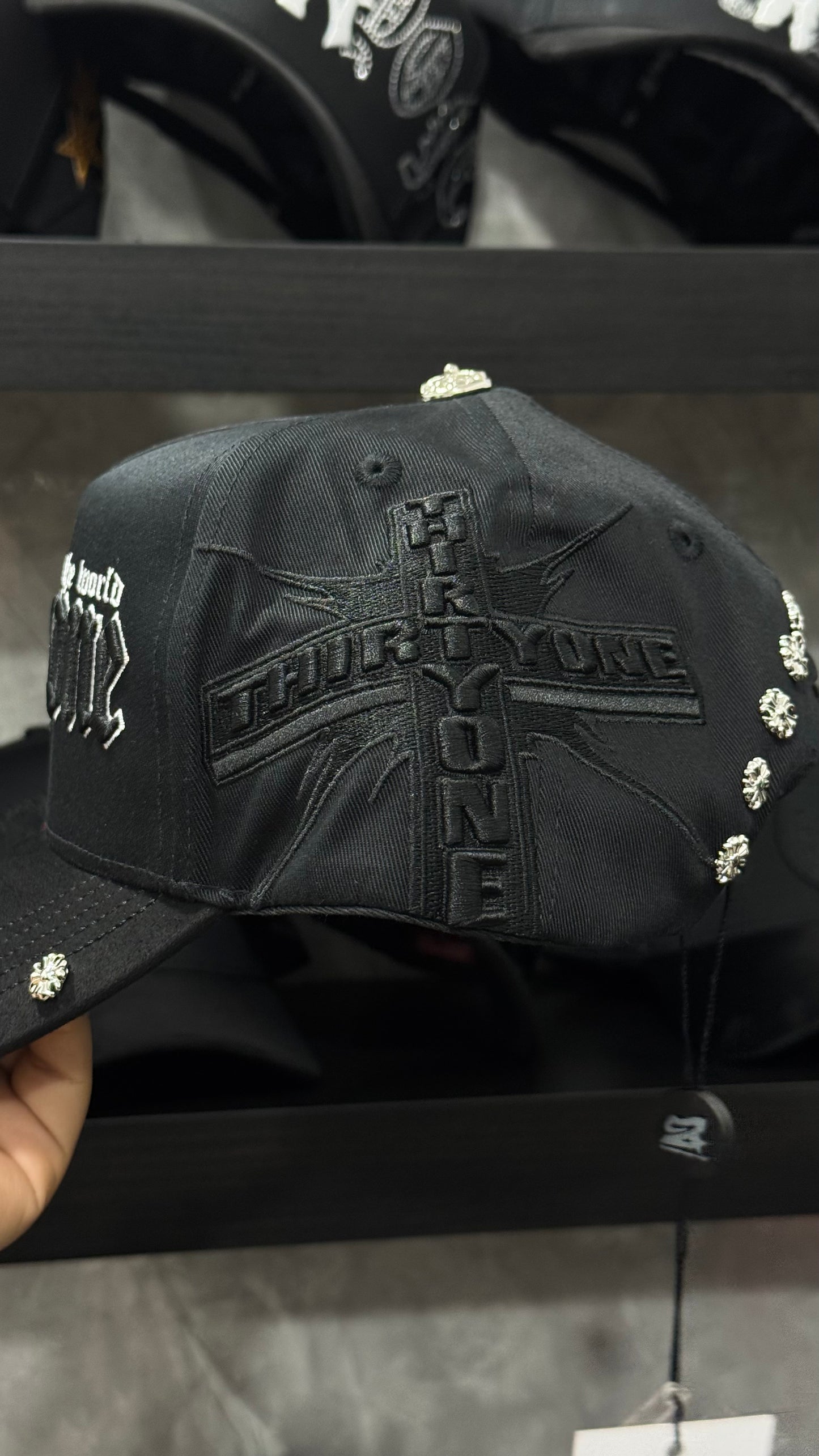 31  HATS "VS THE WORLD" ( INCLUYE CAJA Y CLIP)