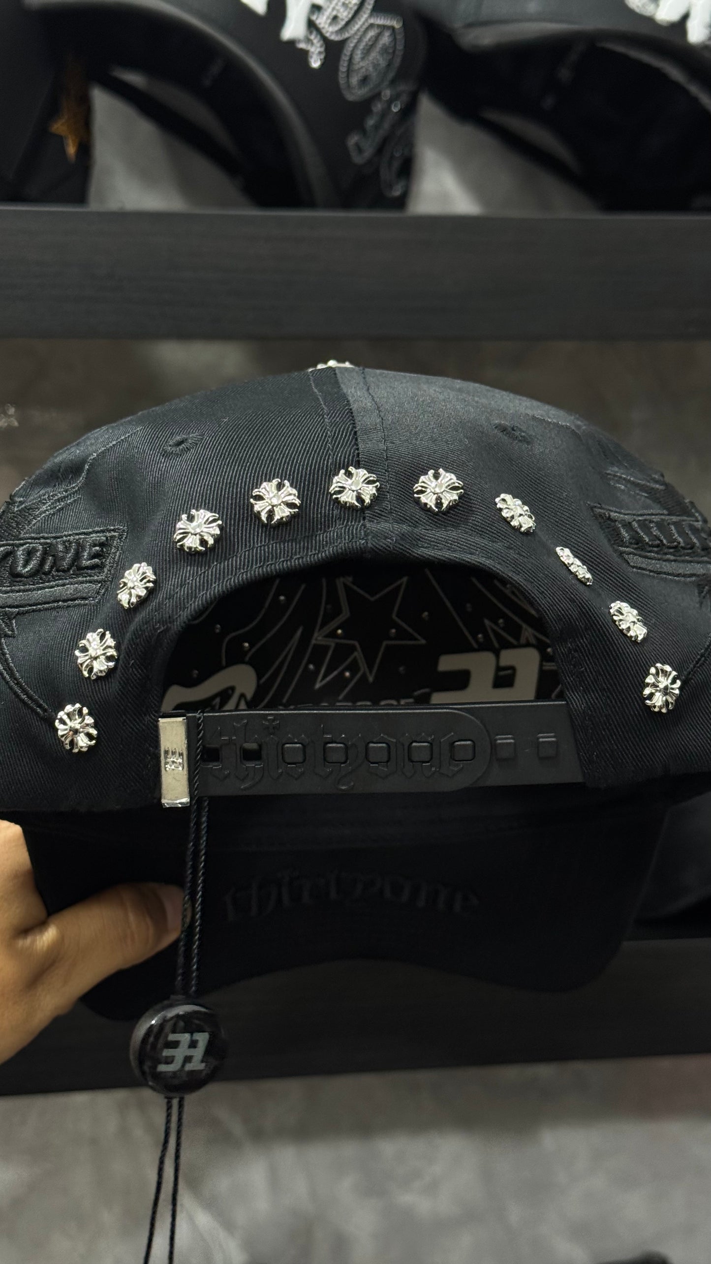 31  HATS "VS THE WORLD" ( INCLUYE CAJA Y CLIP)