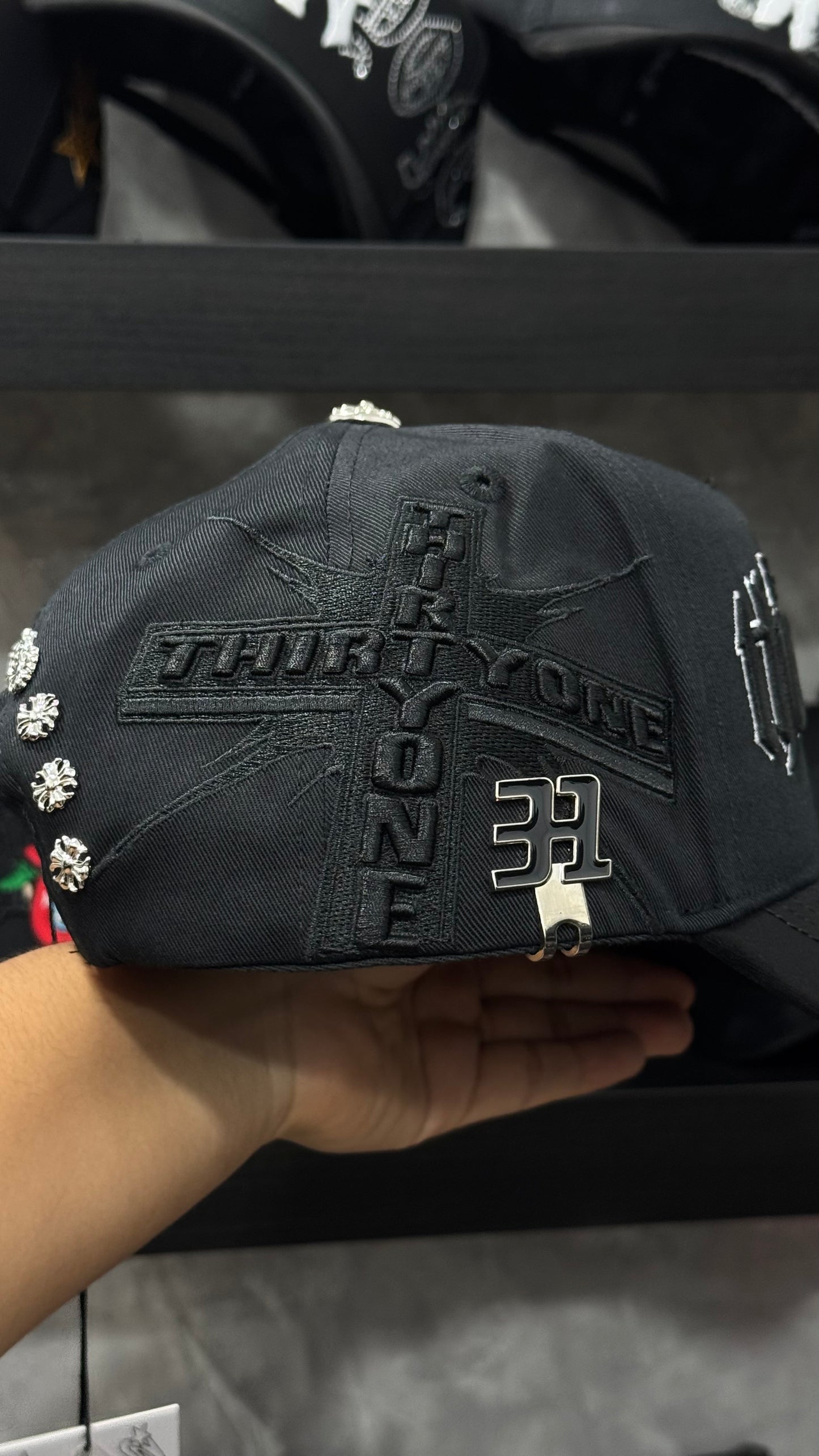 31  HATS "VS THE WORLD" ( INCLUYE CAJA Y CLIP)