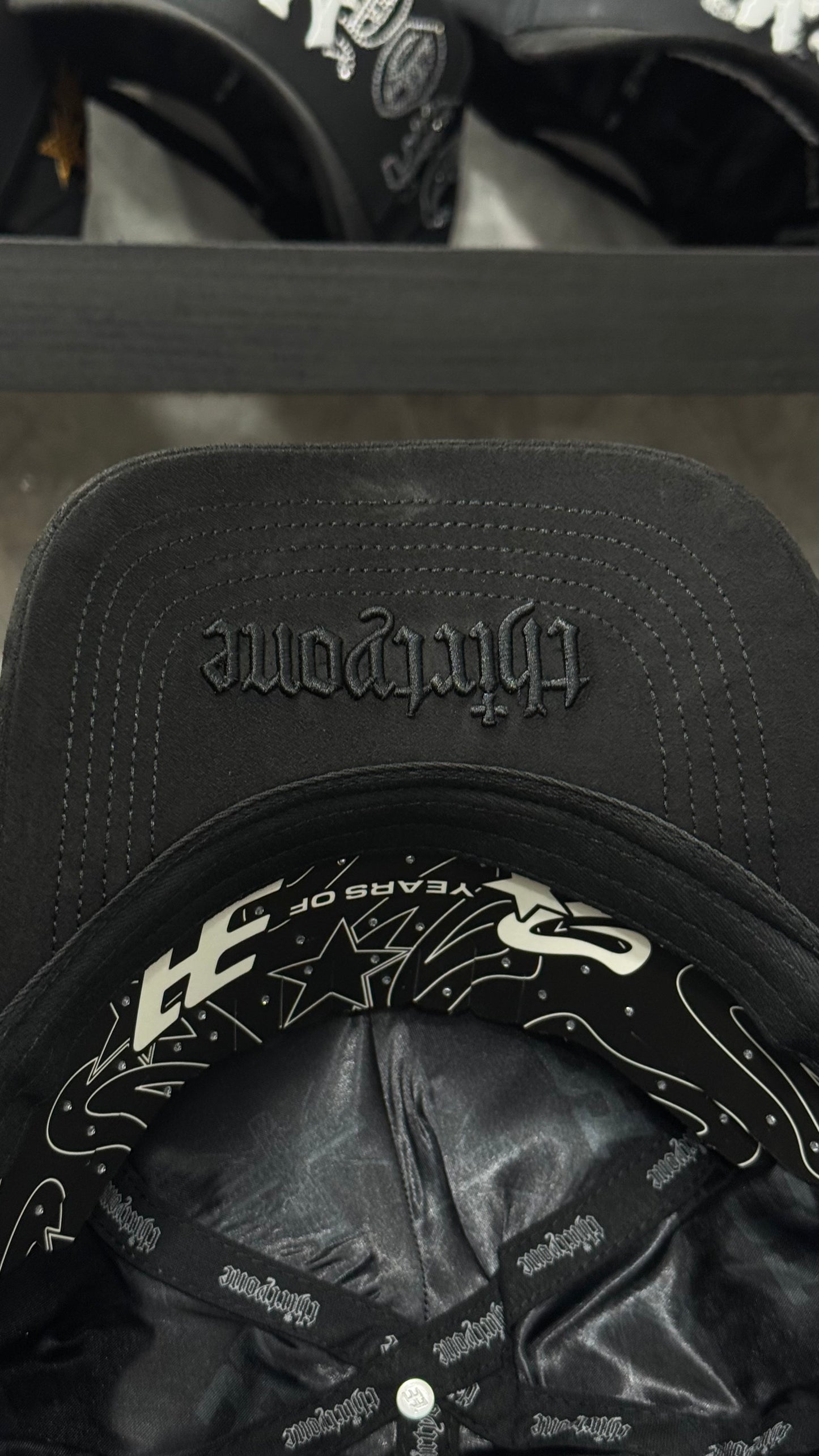 31  HATS "VS THE WORLD" ( INCLUYE CAJA Y CLIP)