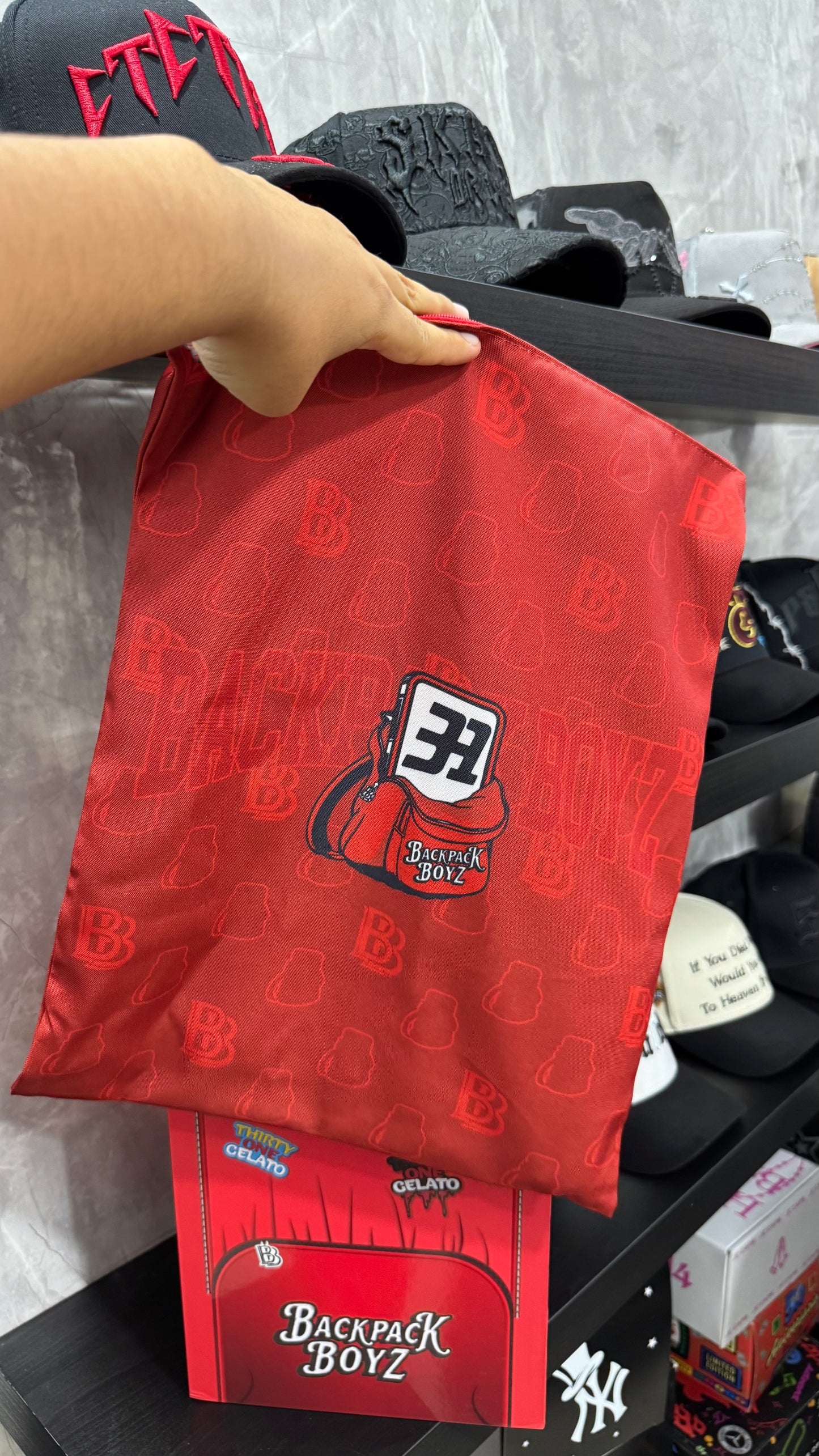 31 HATS FULL SET MOCHILA (CAJA, CUBREPOLVO, LLAVERO, PAQUETE DE STICKERS, CERTIFICADO, PAQUETE DE PINES, AIR FRESHENER, KEYCHAIN)