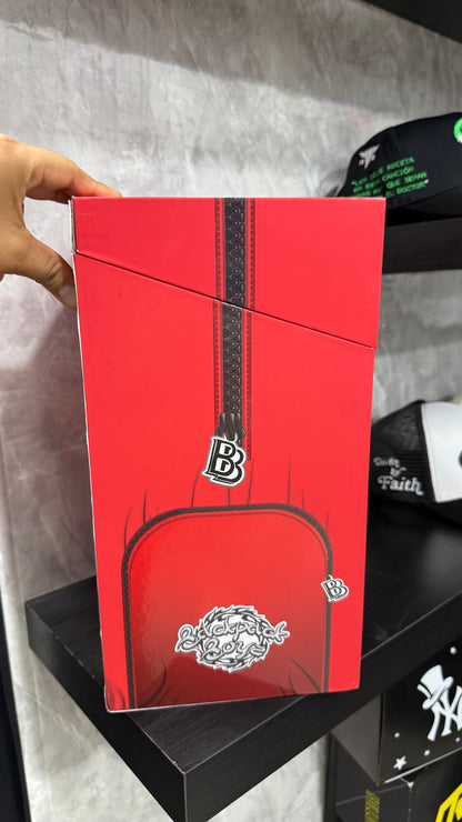 31 HATS FULL SET MOCHILA (CAJA, CUBREPOLVO, LLAVERO, PAQUETE DE STICKERS, CERTIFICADO, PAQUETE DE PINES, AIR FRESHENER, KEYCHAIN)