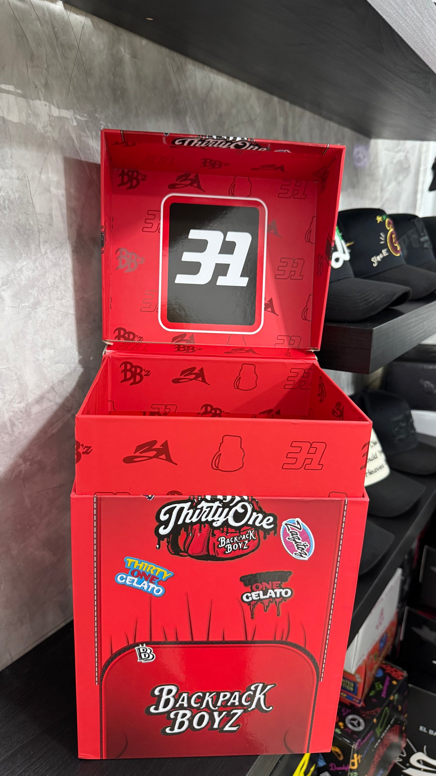 31 HATS FULL SET MOCHILA (CAJA, CUBREPOLVO, LLAVERO, PAQUETE DE STICKERS, CERTIFICADO, PAQUETE DE PINES, AIR FRESHENER, KEYCHAIN)