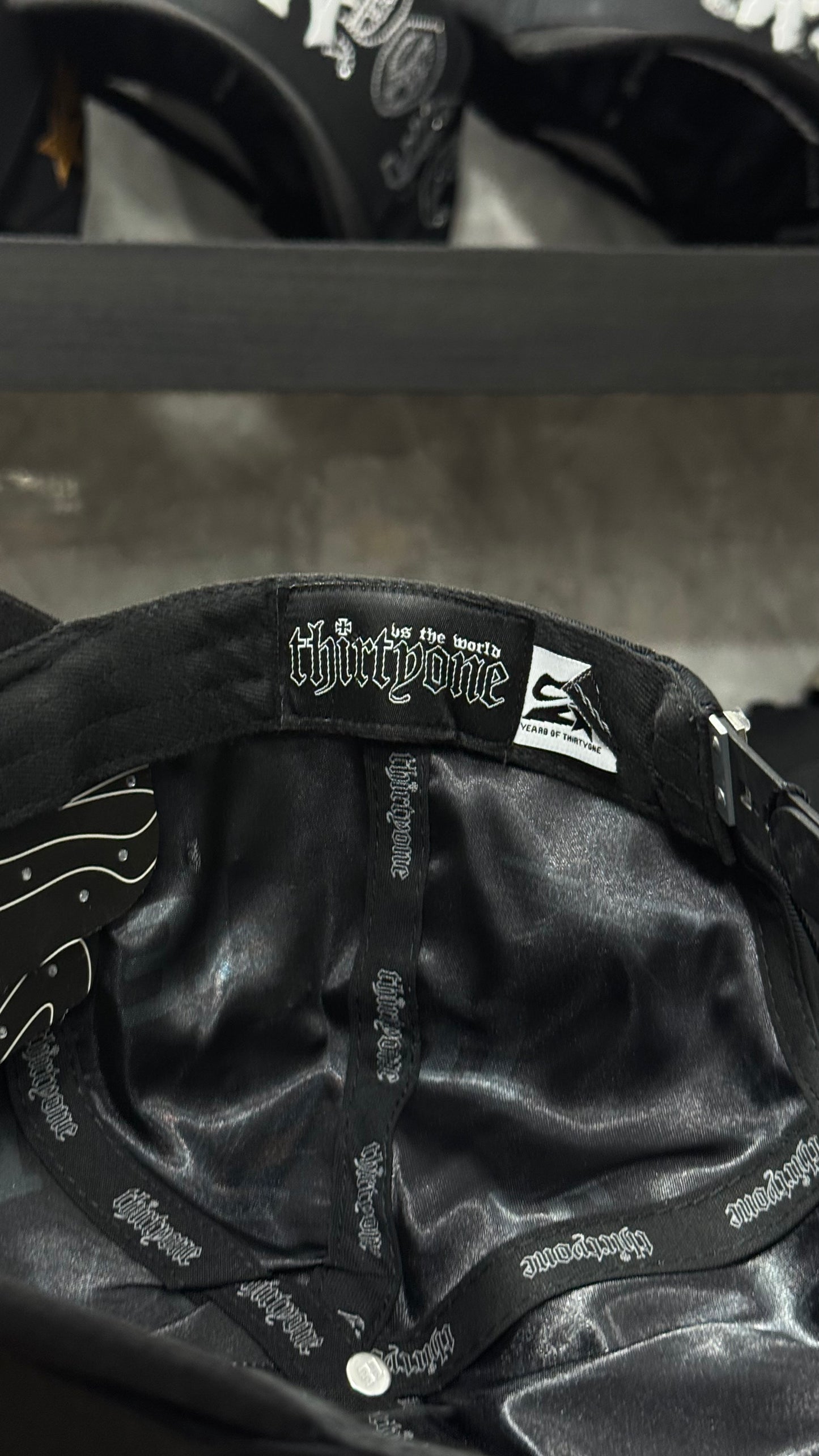 31  HATS "VS THE WORLD" ( INCLUYE CAJA Y CLIP)