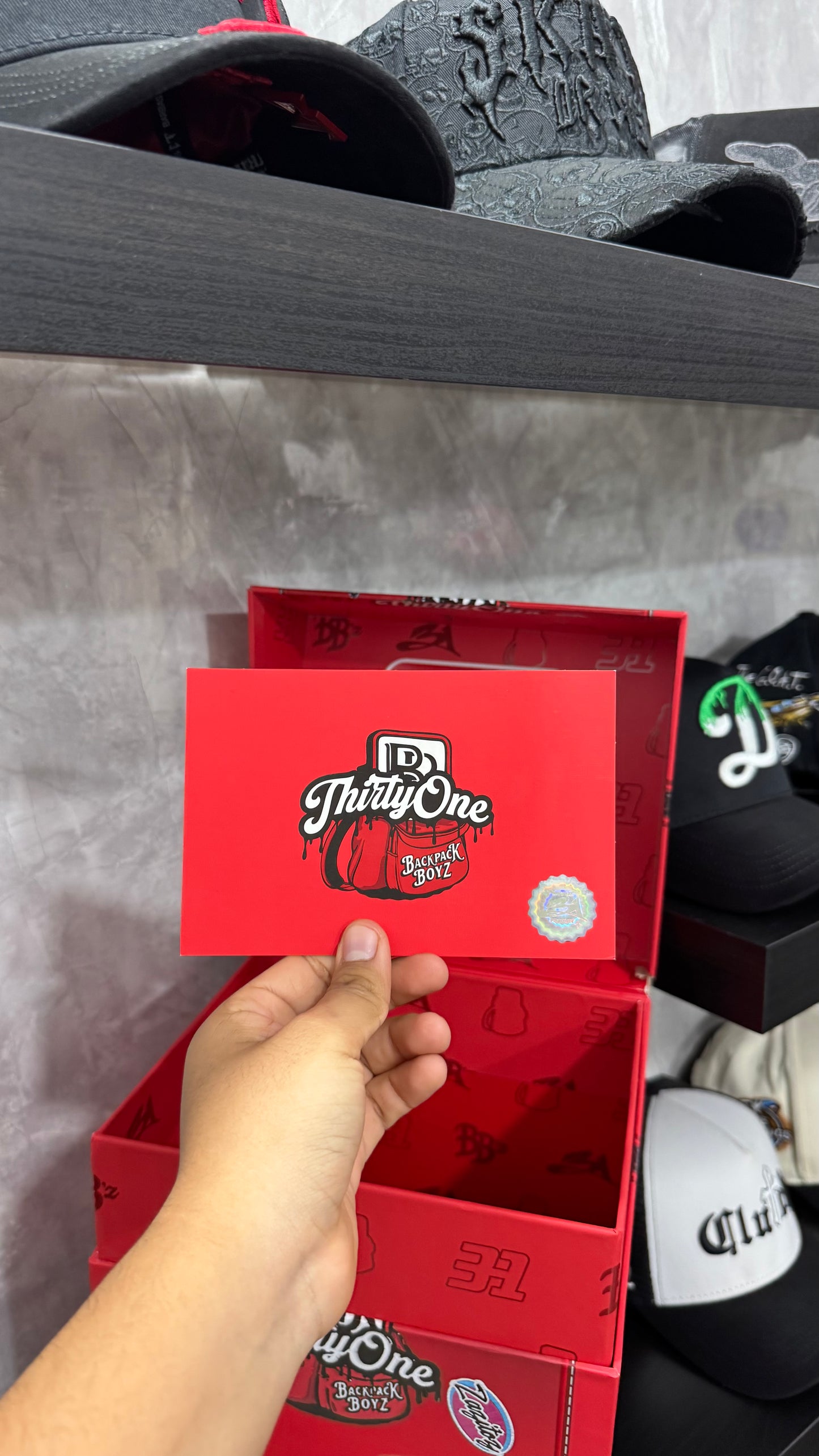 31 HATS FULL SET MOCHILA (CAJA, CUBREPOLVO, LLAVERO, PAQUETE DE STICKERS, CERTIFICADO, PAQUETE DE PINES, AIR FRESHENER, KEYCHAIN)