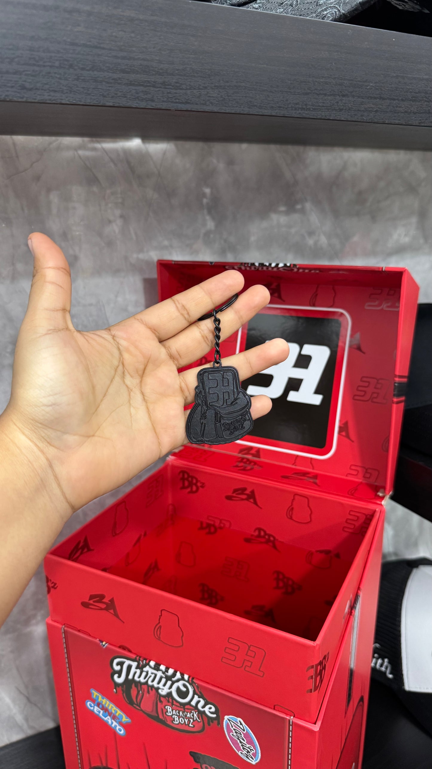 31 HATS FULL SET MOCHILA (CAJA, CUBREPOLVO, LLAVERO, PAQUETE DE STICKERS, CERTIFICADO, PAQUETE DE PINES, AIR FRESHENER, KEYCHAIN)