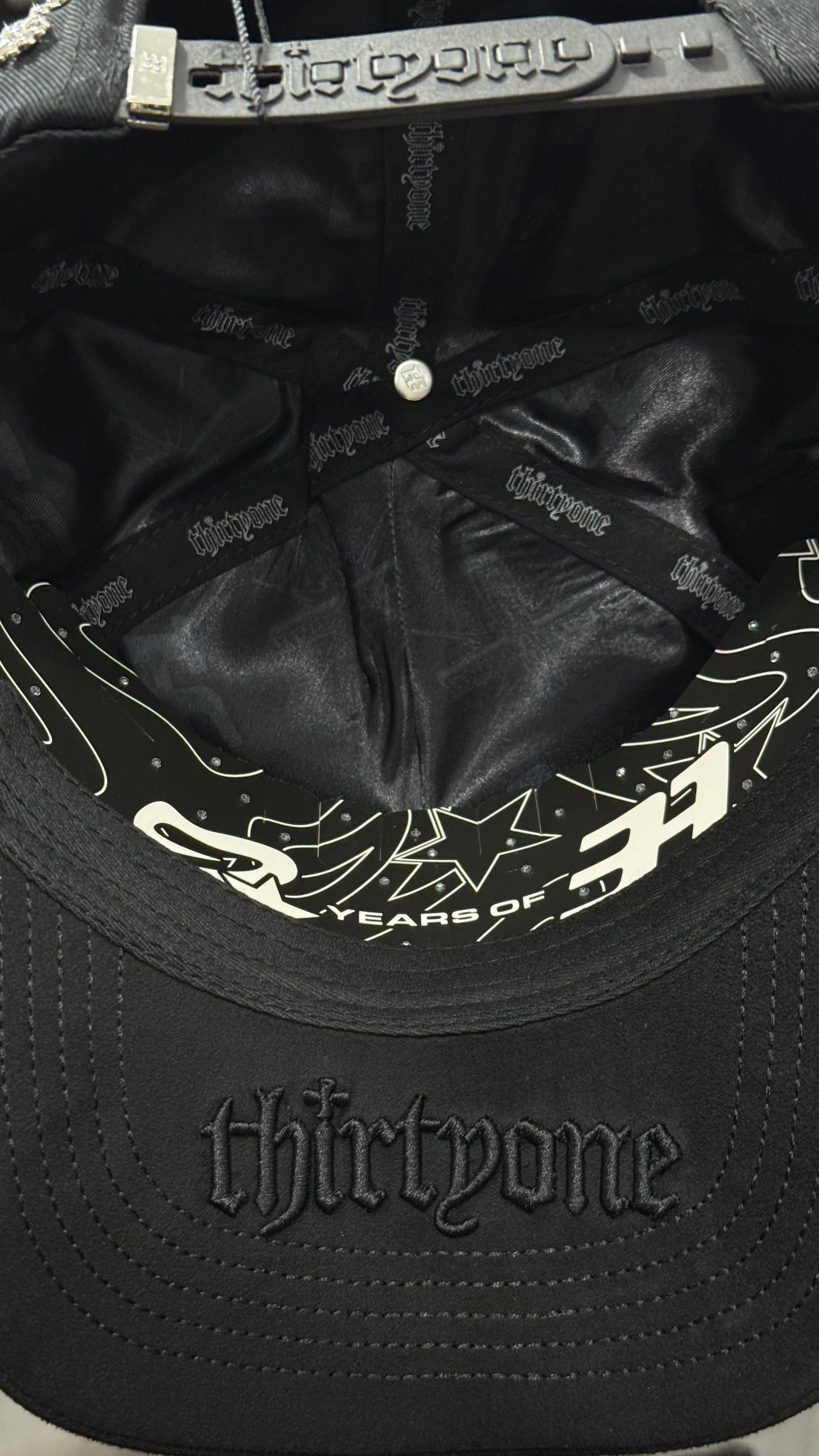 31  HATS "VS THE WORLD" ( INCLUYE CAJA Y CLIP)