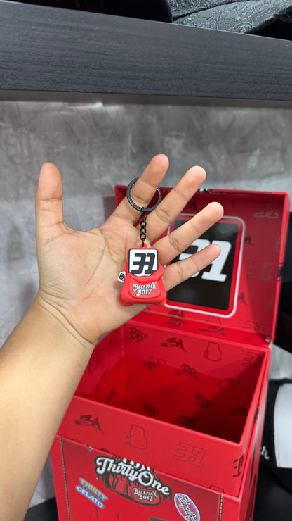 31 HATS FULL SET MOCHILA (CAJA, CUBREPOLVO, LLAVERO, PAQUETE DE STICKERS, CERTIFICADO, PAQUETE DE PINES, AIR FRESHENER, KEYCHAIN)