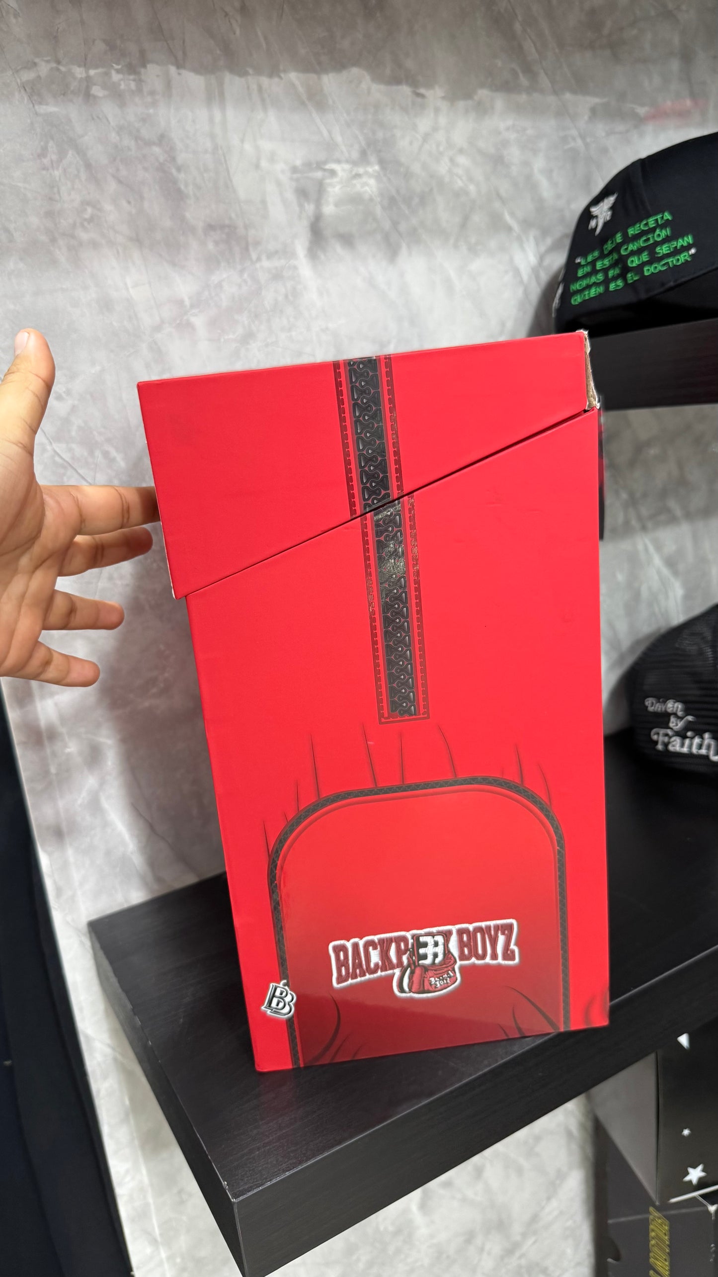 31 HATS FULL SET MOCHILA (CAJA, CUBREPOLVO, LLAVERO, PAQUETE DE STICKERS, CERTIFICADO, PAQUETE DE PINES, AIR FRESHENER, KEYCHAIN)